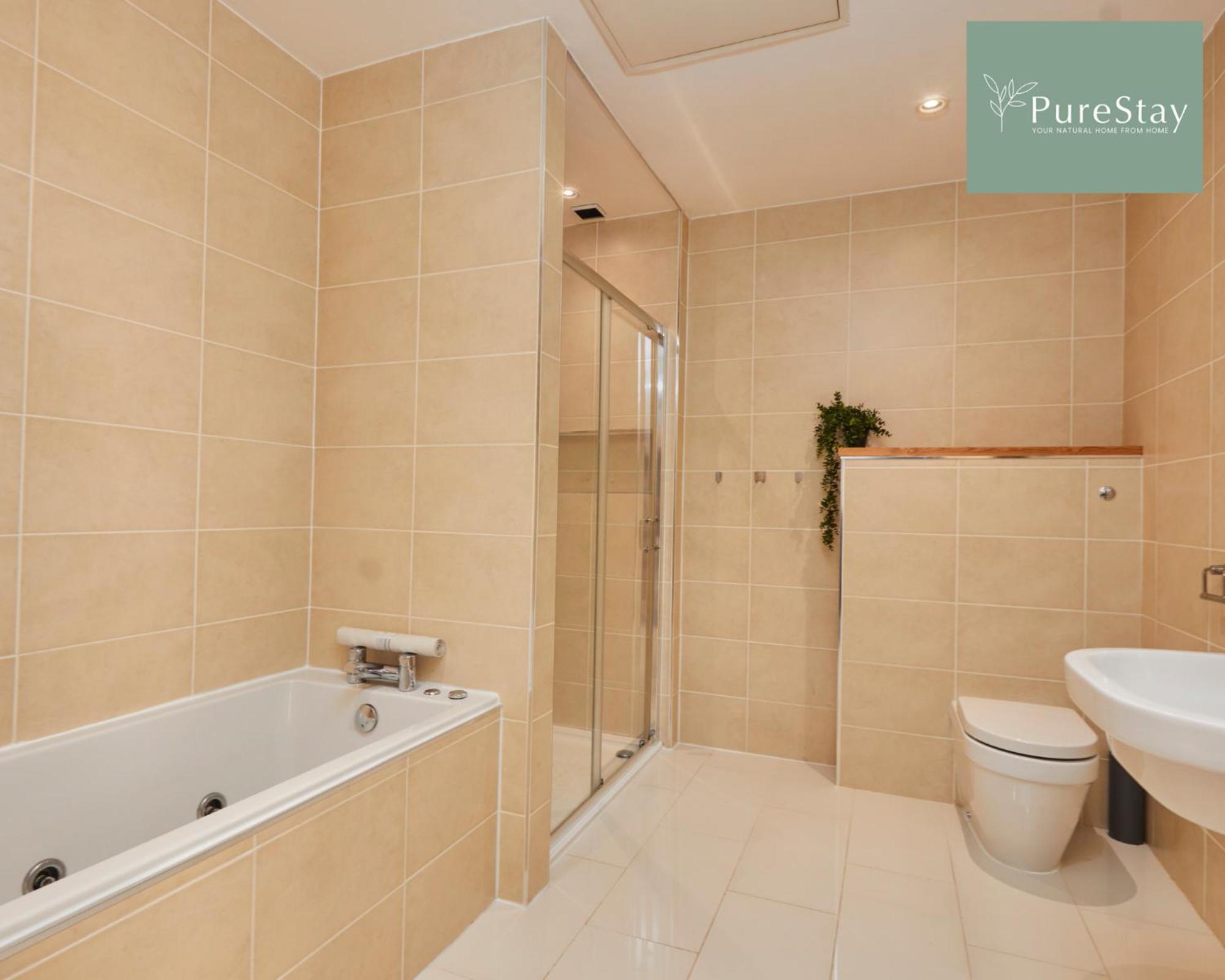 Superb House Manchester Near Etihad With Free Parking Sleeps 8 Kültér fotó