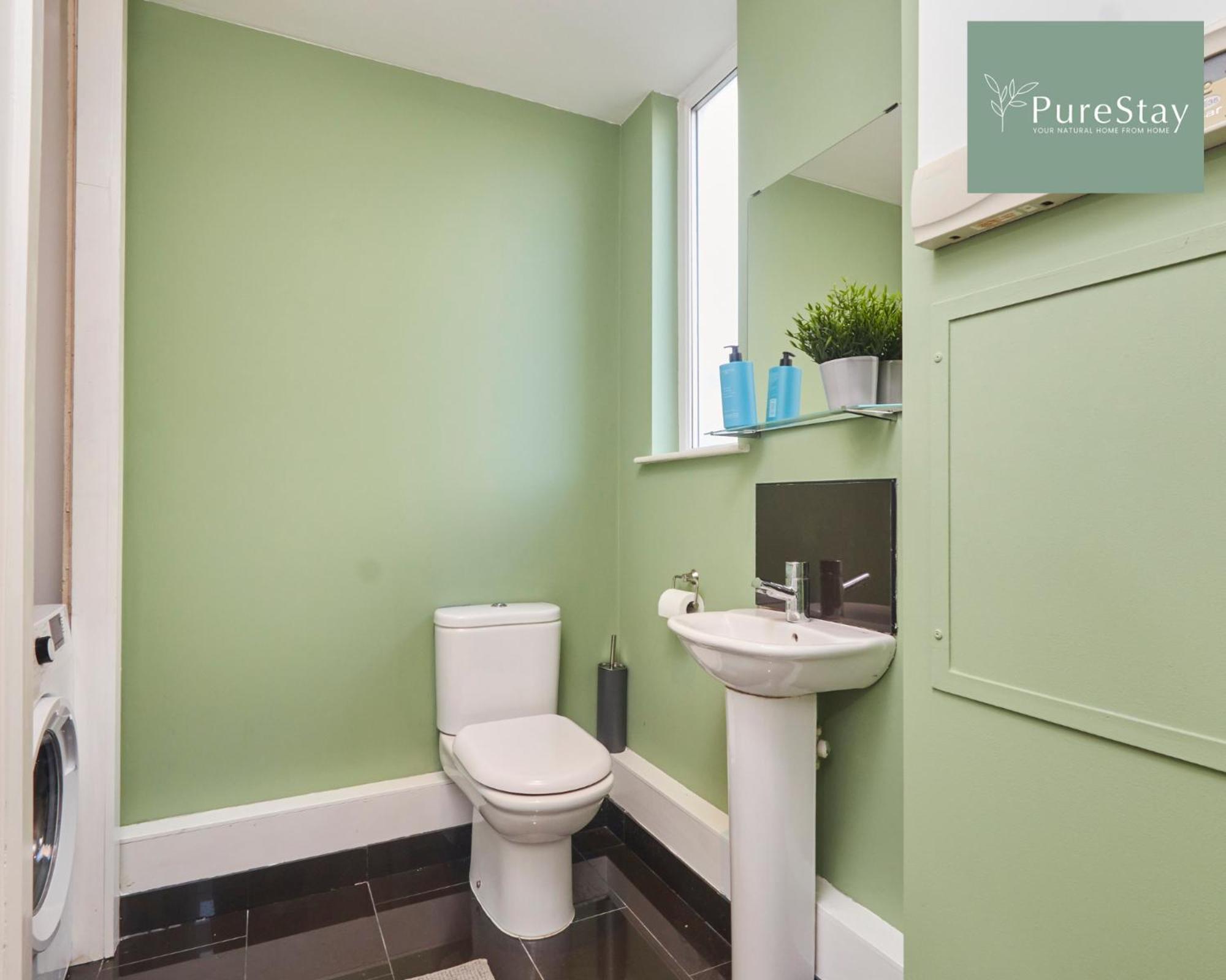 Superb House Manchester Near Etihad With Free Parking Sleeps 8 Kültér fotó